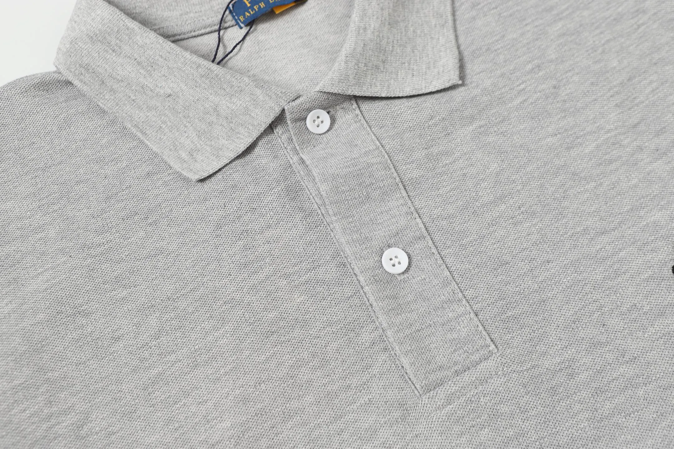 P150 Style No.: A012 [Ralph Lauren Classic Logo Embroidered Polo Shirt] ✅250g fine cotton pique fabric, custom-woven and dyed threads ✅Original stickers Scan the QR code to enter the official website ✅Large version, loose and stylish, can wear up to 210 pounds Color: Black White Navy Blue Sky Blue Dark Gray Floral Gray Size: S-XL